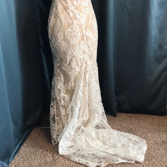 Elegant lace gown with train - Picture 12 of 12